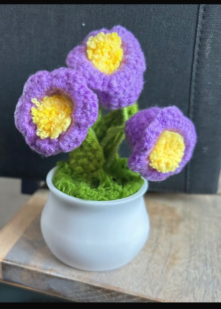 BN Crocheted Flower in Pot – Purple – Brand New & Gift‑Ready