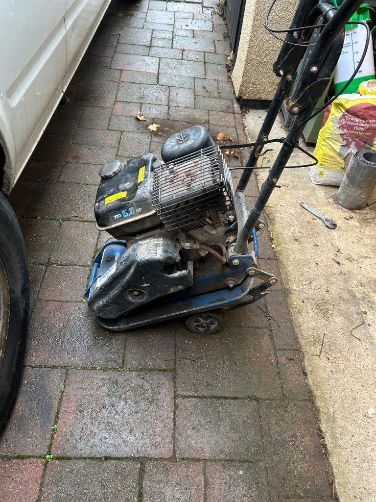 Petrol whacker plate in good working order with wheels to Will around easy