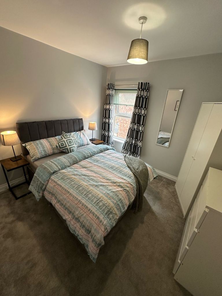 FURNISHED DOUBLE ROOM IN NEWLY REFURBISHED PROPERTY CLOSE TO QUEENS 