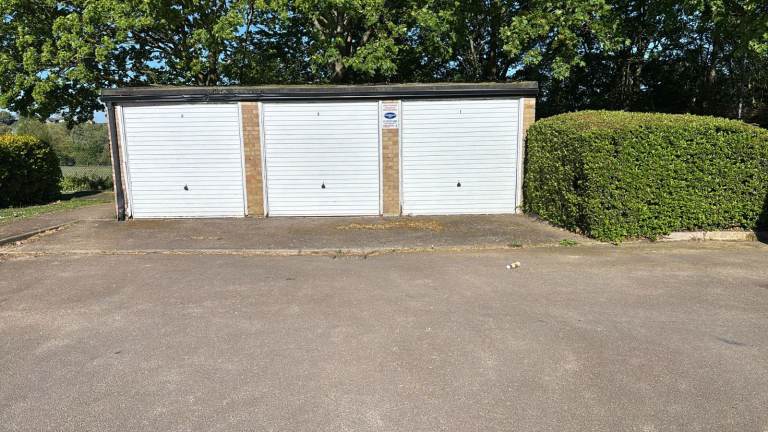 Garage/Parking/Storage to rent: Curlew Close, Letchworth, Herts,SG6 4TG