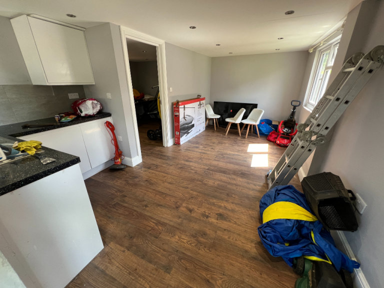 Excellent 6 bedrooms House with converted conservatory of one bedroom flat near Redbridge Station 