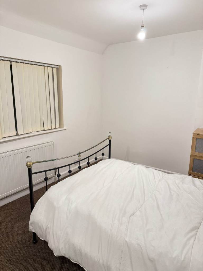 spacious 4-Bed House NG9 Prime Location near University & City Centre