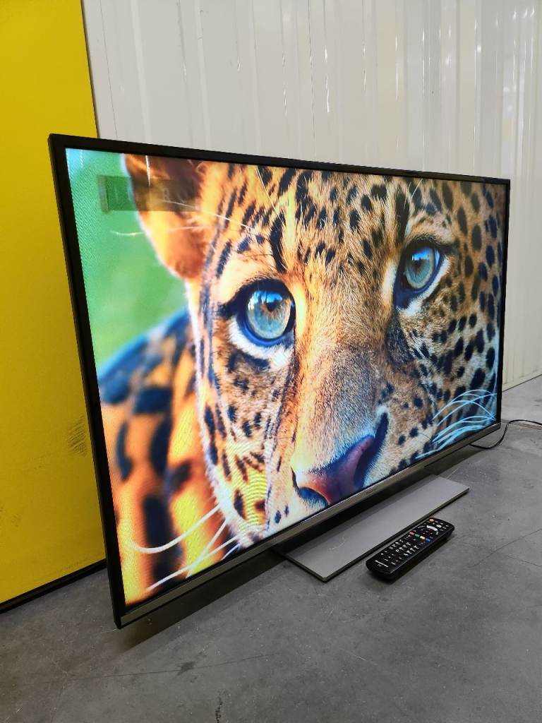 Exceptional 50" Panasonic 4k Smart Ultra UHD LED WiFi TV with Stand and Remote £160