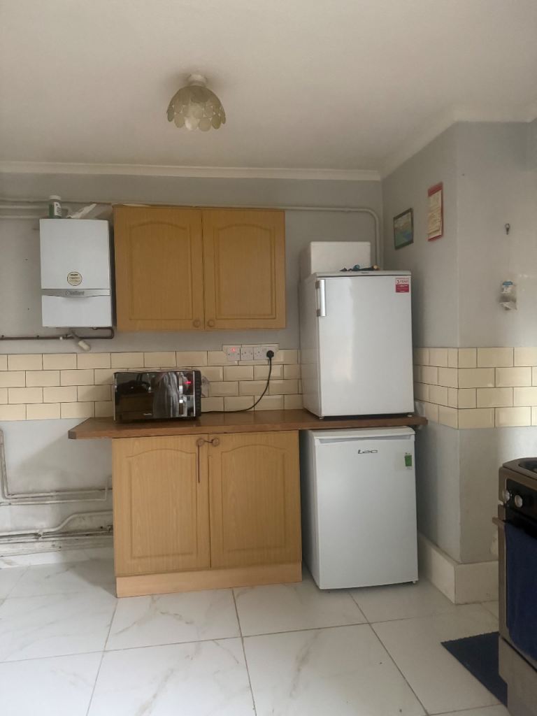A single bedroom available for rent near SN1 3PH Swindon, includes all bills