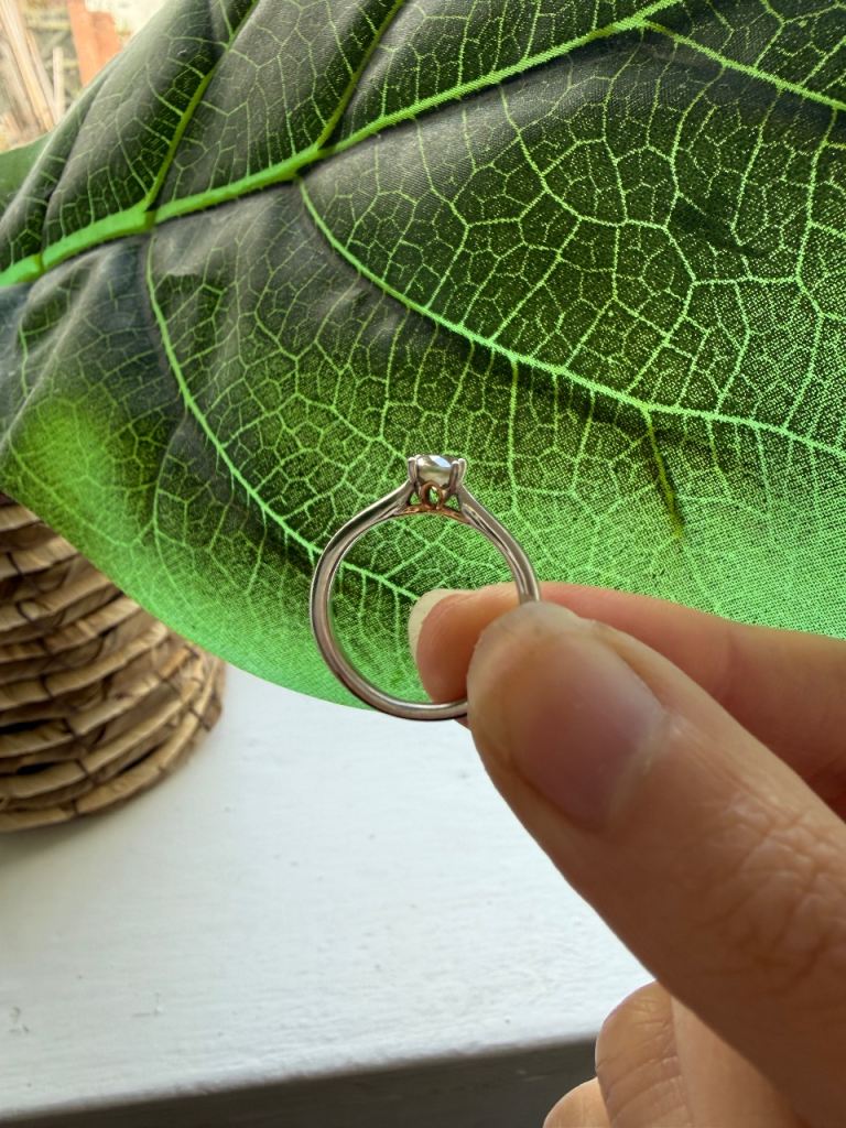 18ct white gold soliare diamond ring
