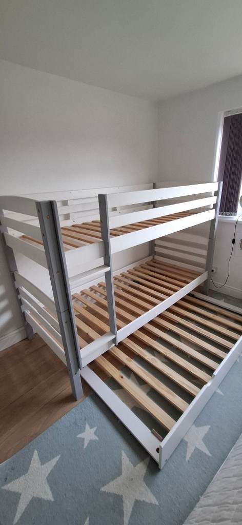 Solid wood Bunk Bed with Extra Pull-Out Bed – Great Condition