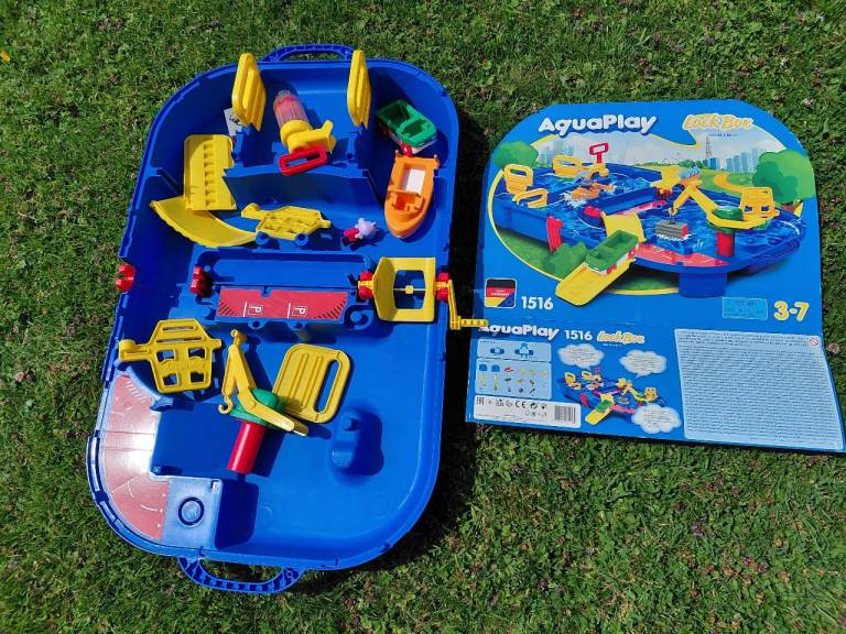 Water table, suit 3yo to 7yo, pet and smoke free home