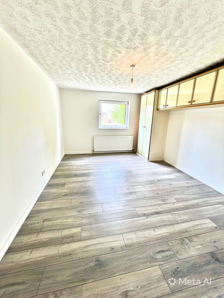  5 double bedrooms, spacious kitchen, and on-street parking. Rent: £2,400 PCM. CM194PS