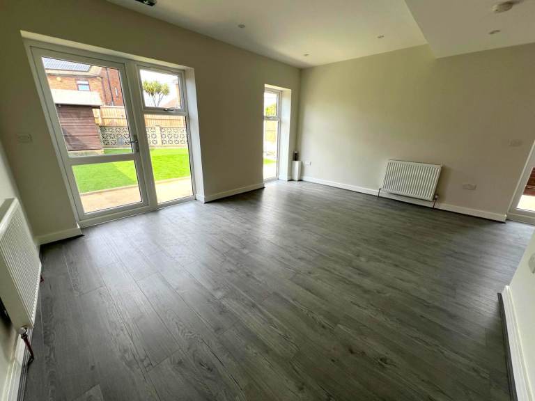 Massive 8 Bedrooms HMO, C3(b) and Children Care home Licenced House in Rainham - Company Let Allowed