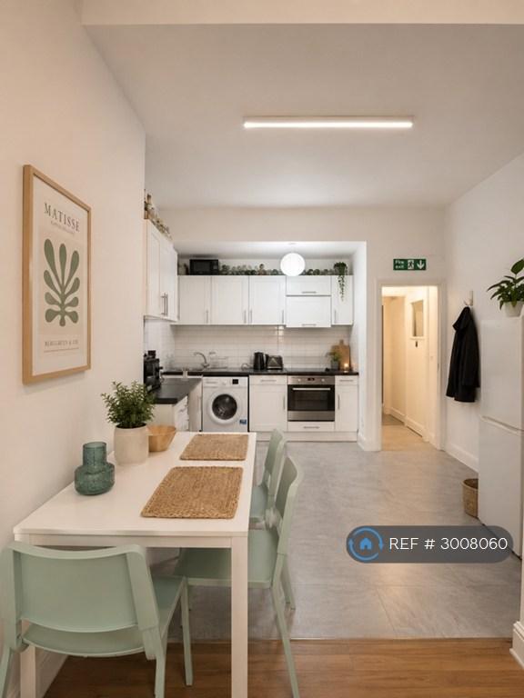5 bedroom flat in St John Street, London, EC1V (5 bed) (#3008060)