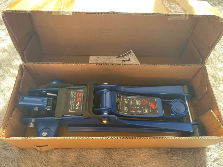 brand new low profile 2.5 ton trolly jack £35 ( NO OFFERS )  