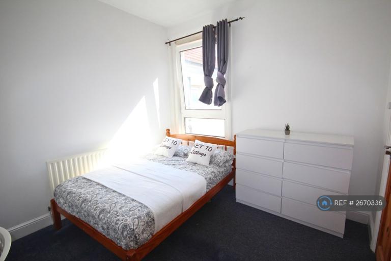 5 bedroom house in St. Augustine Road, Southsea, PO4 (5 bed) (#2670336)