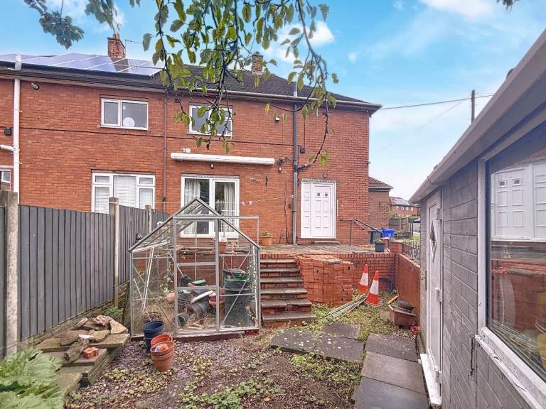 3 bedroom house in Pinfold Avenue, Stoke-on-Trent, ST6 8EW