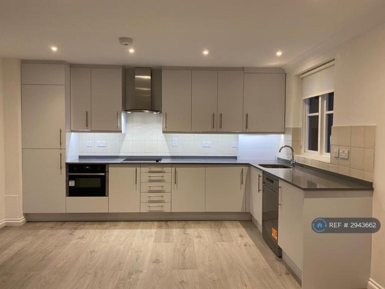 2 bedroom flat in Seagrave Road, London, SW6 (2 bed) (#2943662)