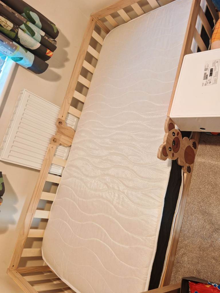Nearly new single mattress 