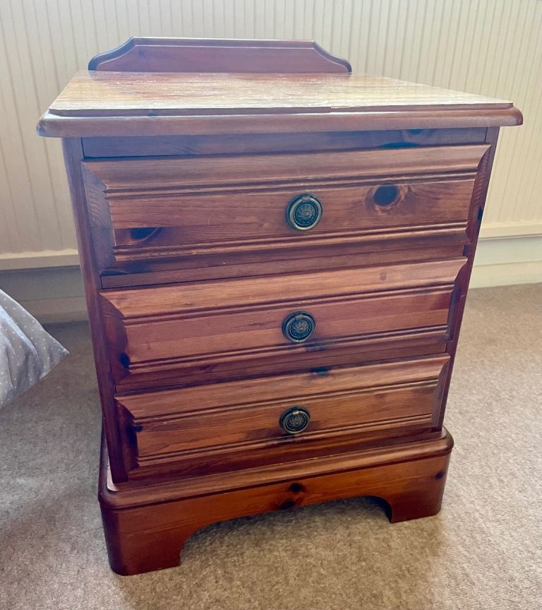 Solid Pine 3 Drawer Bedside Cabinet