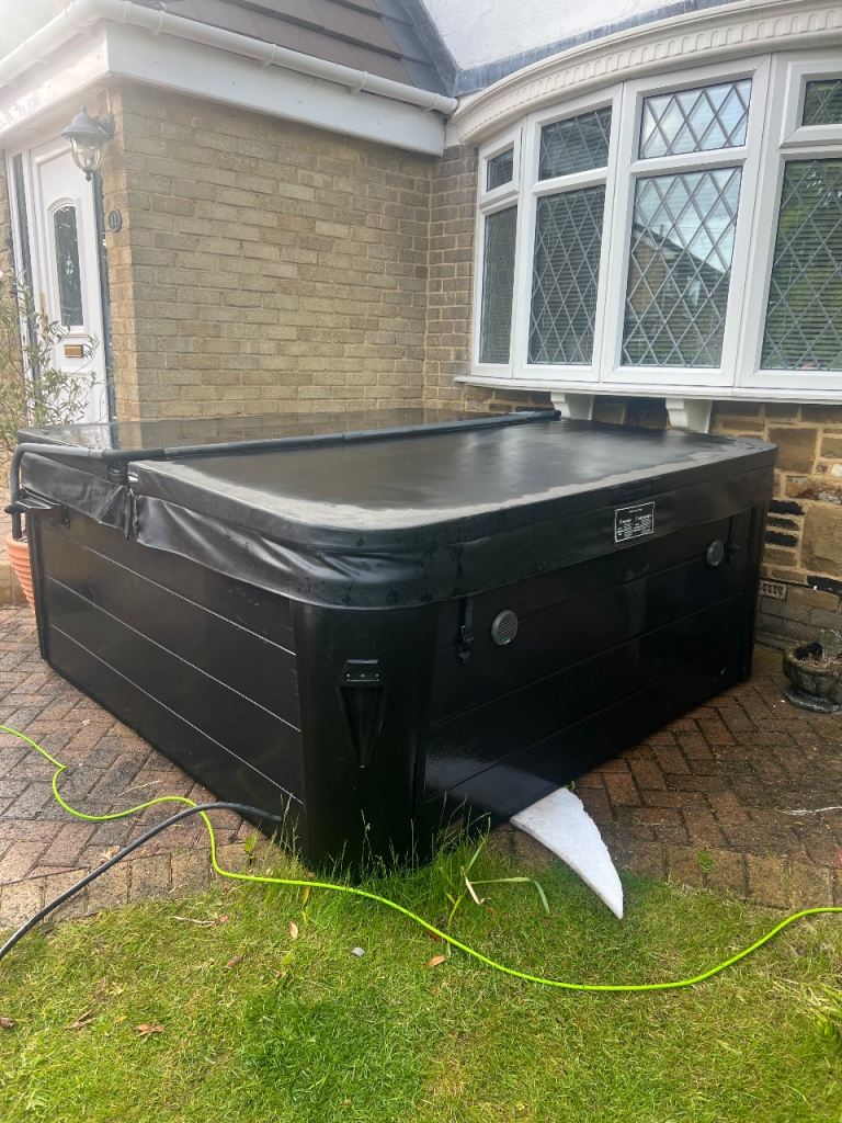 Hot tub 5 seats (2 loungers) & steps