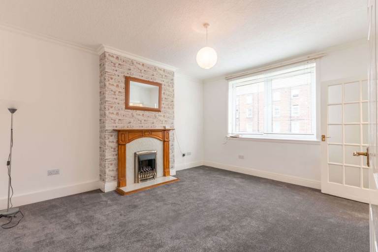 Lovely, 3 bedroom (non HMO) family home in Canonmills – available February