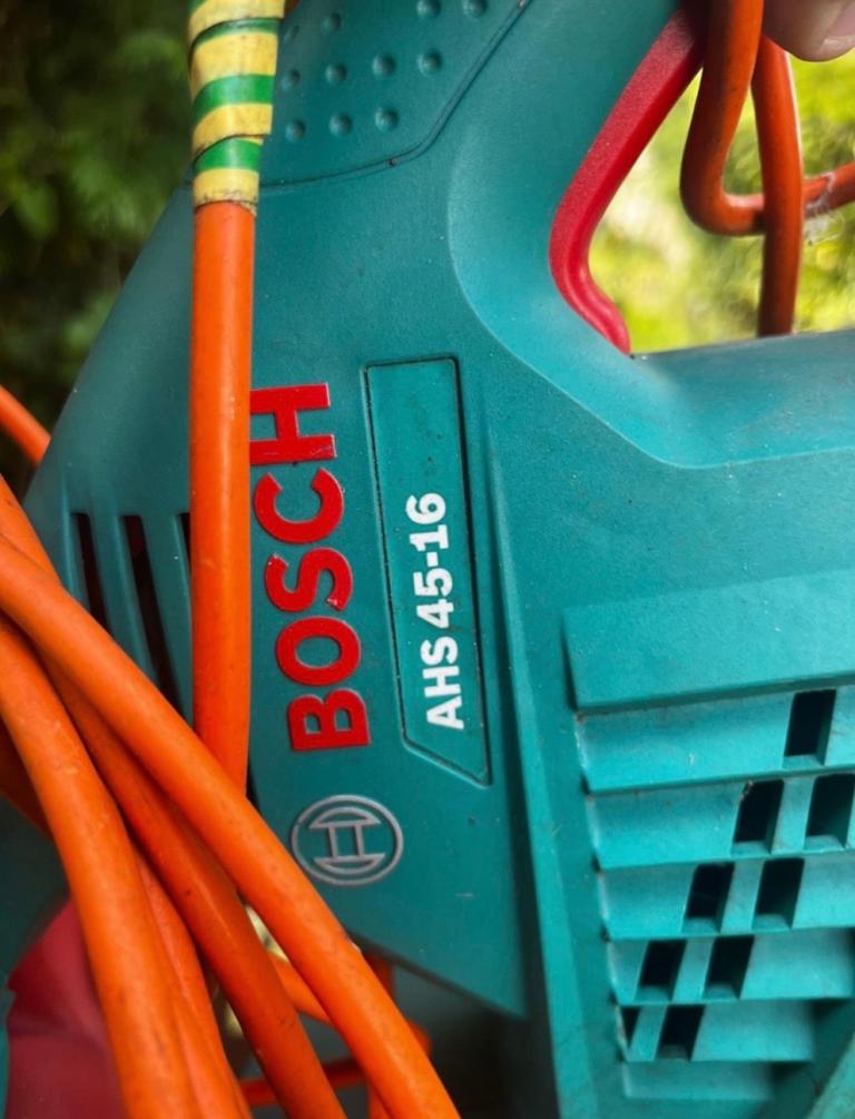 002_BOSCH ELECTRIC MAINS POWERED HEDGE TRIMMER