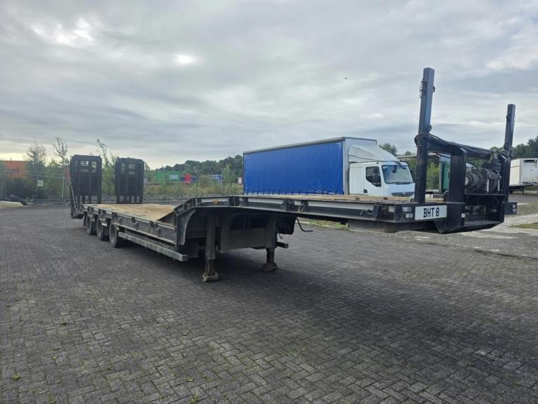 2016 Montracon tri axle low loader with flip toe ramps