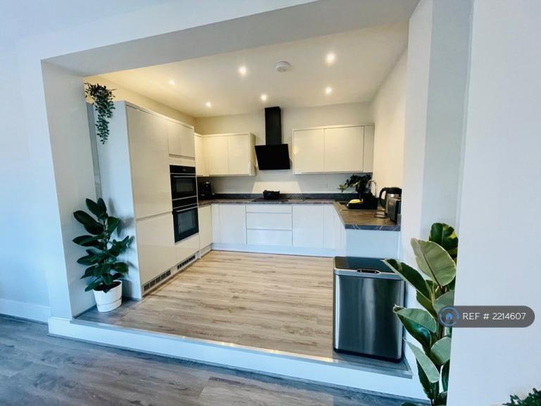 1 bedroom in Sea Road, Bexhill-On-Sea, TN40 (#2214607)