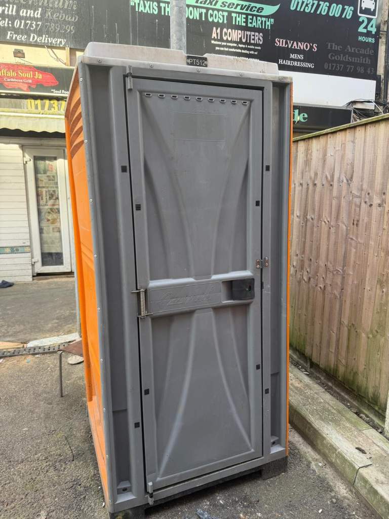 Portable chemical toilet 