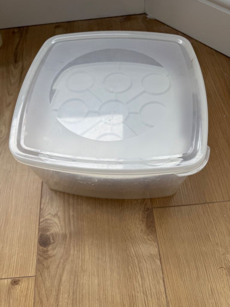 Lock & Lock Food Storage Containers & Cupcake Carrier - Good Condition