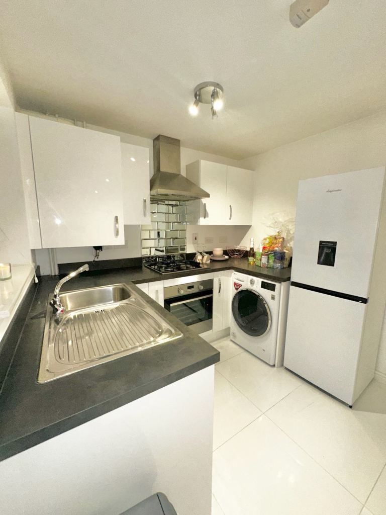 Freshly Refurbished House - Private Rd - Parking Bays