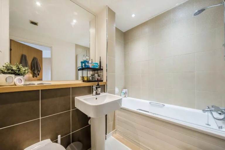 2 Bed Flat, Westgate House, TW7 4AS