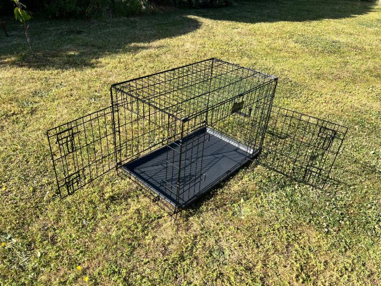 Straame Dog Cage / Crate  29” L x 17” D x 20” H - Like New