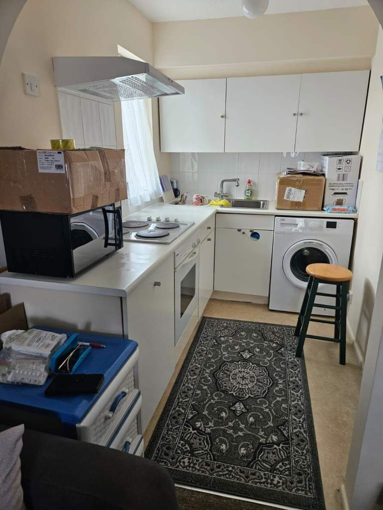 1st floor studio flat to in Pycroft Way Edmonton N9 9XY
