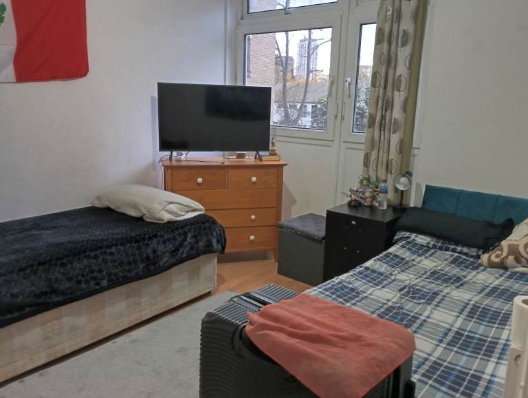 Rent a room 2 separate beds.