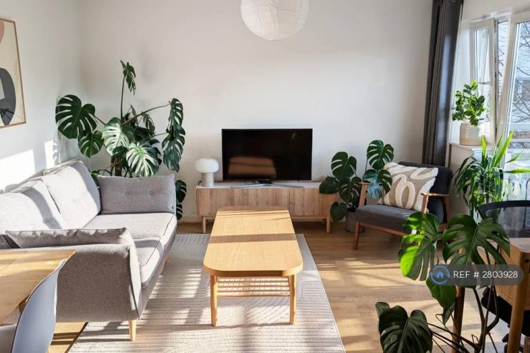 1 bedroom flat in Hawker Place, London, E17 (1 bed) (#2803928)