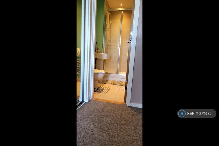 2 bedroom flat in London Road, Isleworth, TW7 (2 bed) (#2711875)