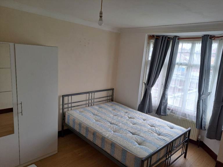 Large double room to rent 