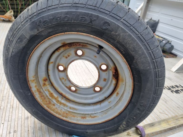 Trailer wheel and tyre 195/60 R12