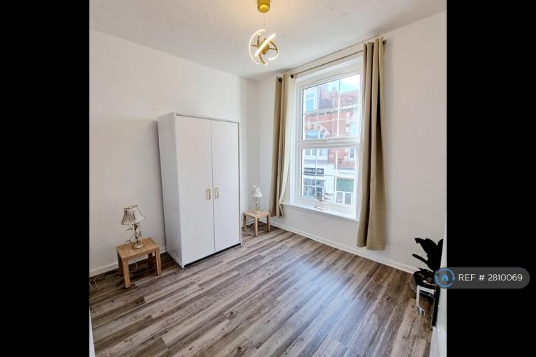 1 bedroom flat in Portobello Buildings, Walton On The Naze, CO14 (1 bed) (#2810069)