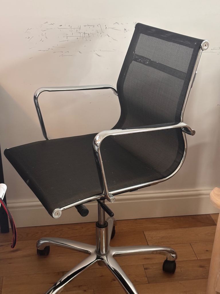 Eames style aluminium group office chair – black mesh, chrome frame.