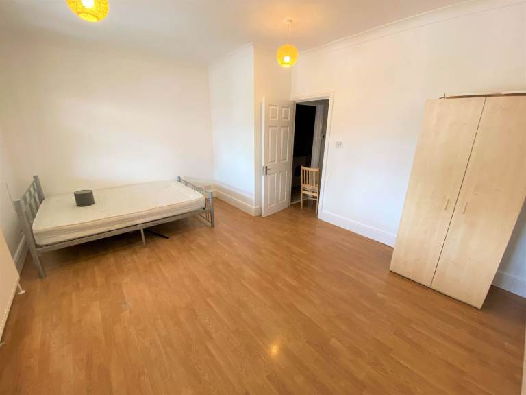 Prime Location excellent condition 4 double Bedrooms Maisonette with 2 Toilets and Bathrooms-Romford