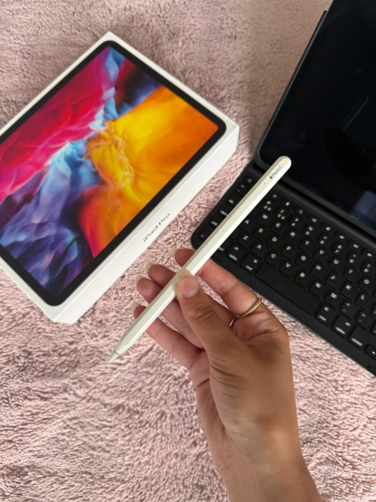 iPad Pro 11” 2nd gen - 256GB WiFi + 4G & Magic keyboard and Apple Pencil 2nd Gen