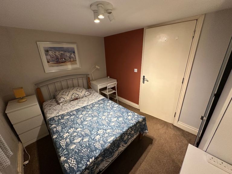 Double Room with Shared Washroom in 2Bhk 1min from Queen’s