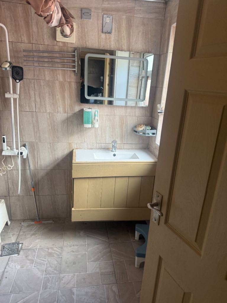 2 bed room house close to manor hospital  for rent 4 rooms altogether Walsall ws2 area 