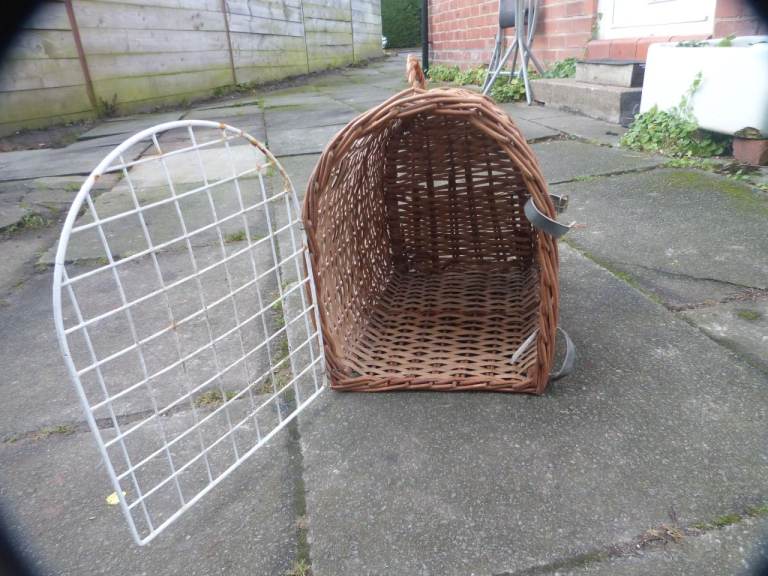 Wicker cat carrier