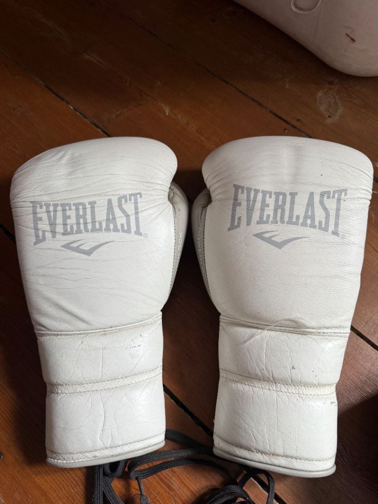 Everlast Boxing Gloves – White, Lace-Up, Good Condition