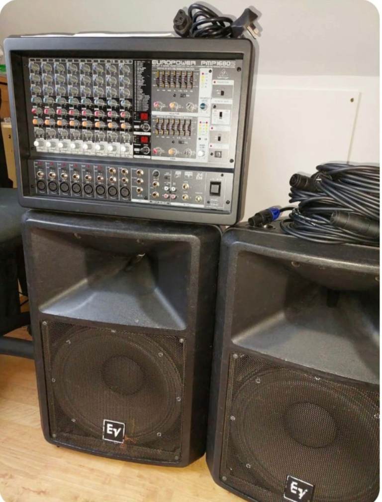 PA AMPLIFIER WITH 2 SPEAKERS, STANDS, CABLES AND CARRY CASE