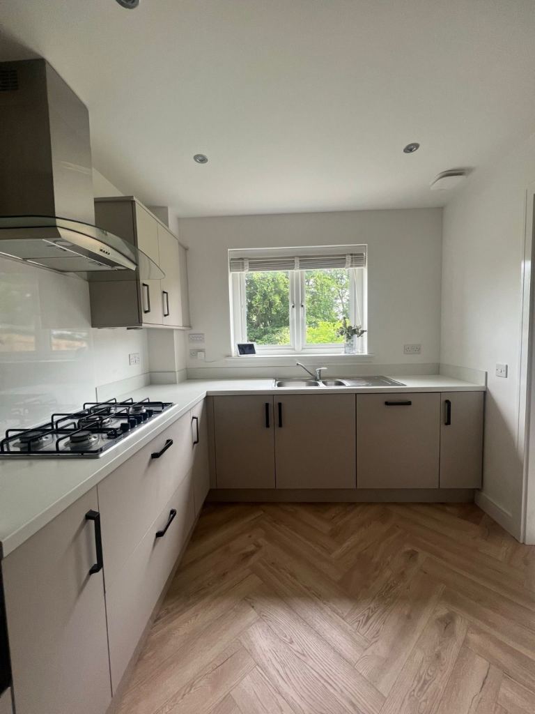 3 Year New - Roundell Kitchen (Cashmere & Worktops 