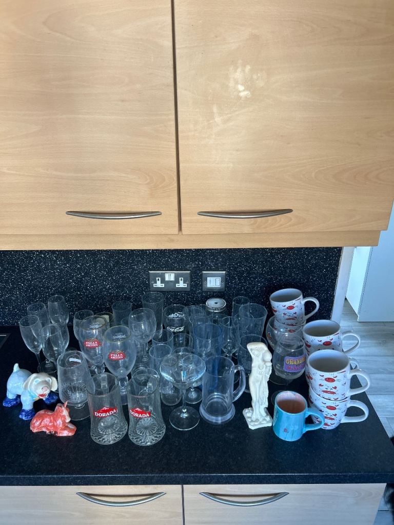 6 XL mugs and over 40 glasses