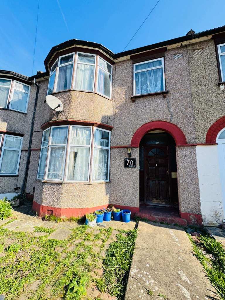 Spacious 3 bedroom house in Barking on Cecil Avenue