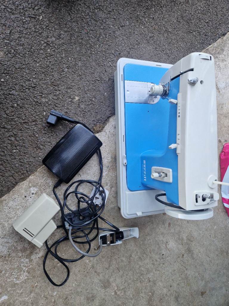 Merritt sewing machine. Good condition but no electric motor. For parts or repair. Italy 