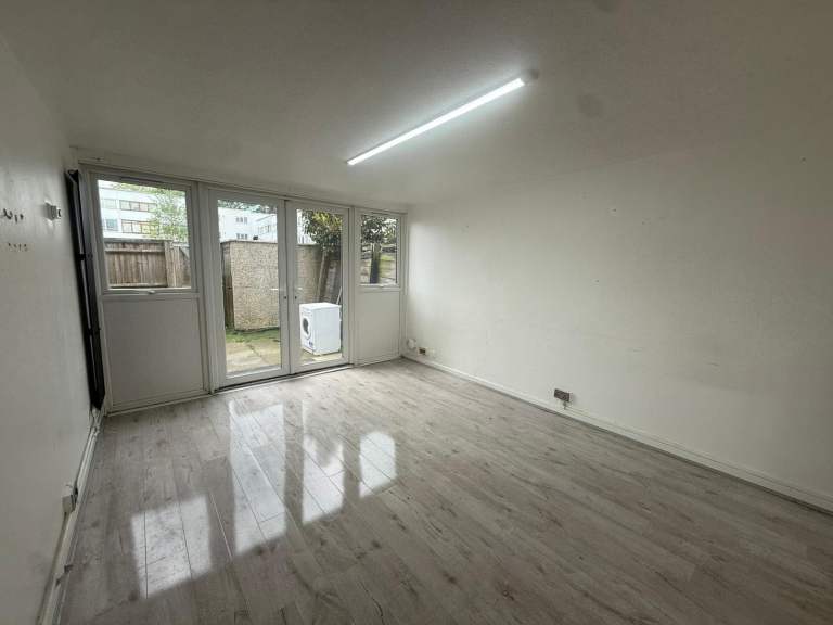 BEAUTIFUL 1 BEDROOM | PARKING | GARDEN